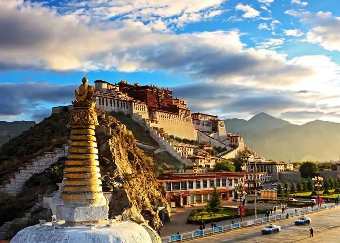 Buddhista szerzetesek tibeti kolostornál a Dél-Kína és Tibet körutazáson