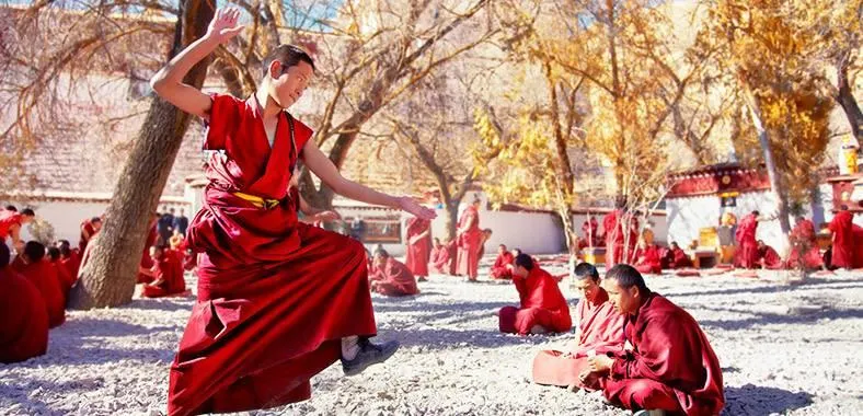 Buddhista szerzetesek tibeti kolostornál a Dél-Kína és Tibet körutazáson