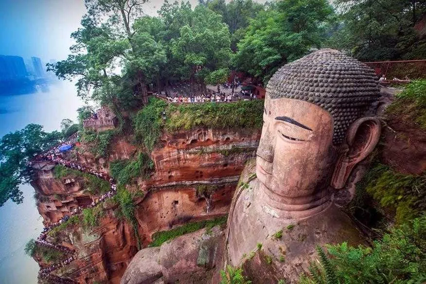 Buddhista szerzetesek tibeti kolostornál a Dél-Kína és Tibet körutazáson