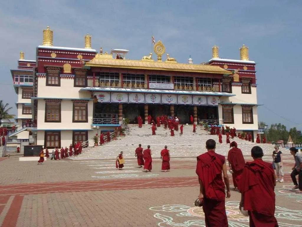 Buddhista szerzetesek tibeti kolostornál a Dél-Kína és Tibet körutazáson