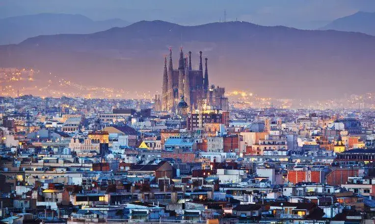 Pár a barcelonai adventi vásárban