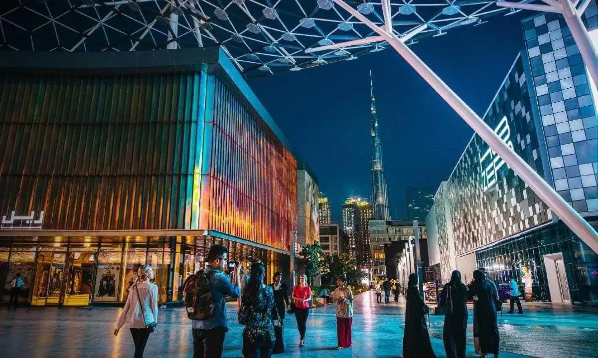 Pezsgő esti városi hangulat Dubajban