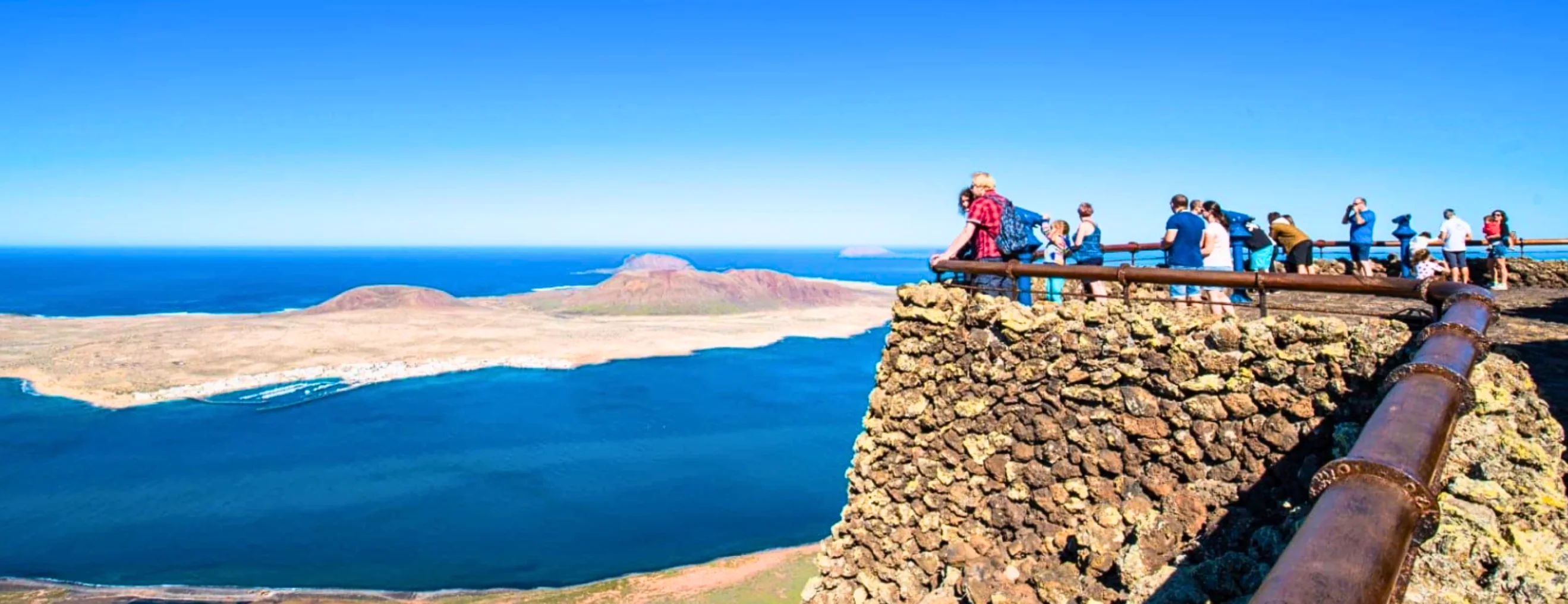 Kilátó Lanzarote vulkanikus partvidékén