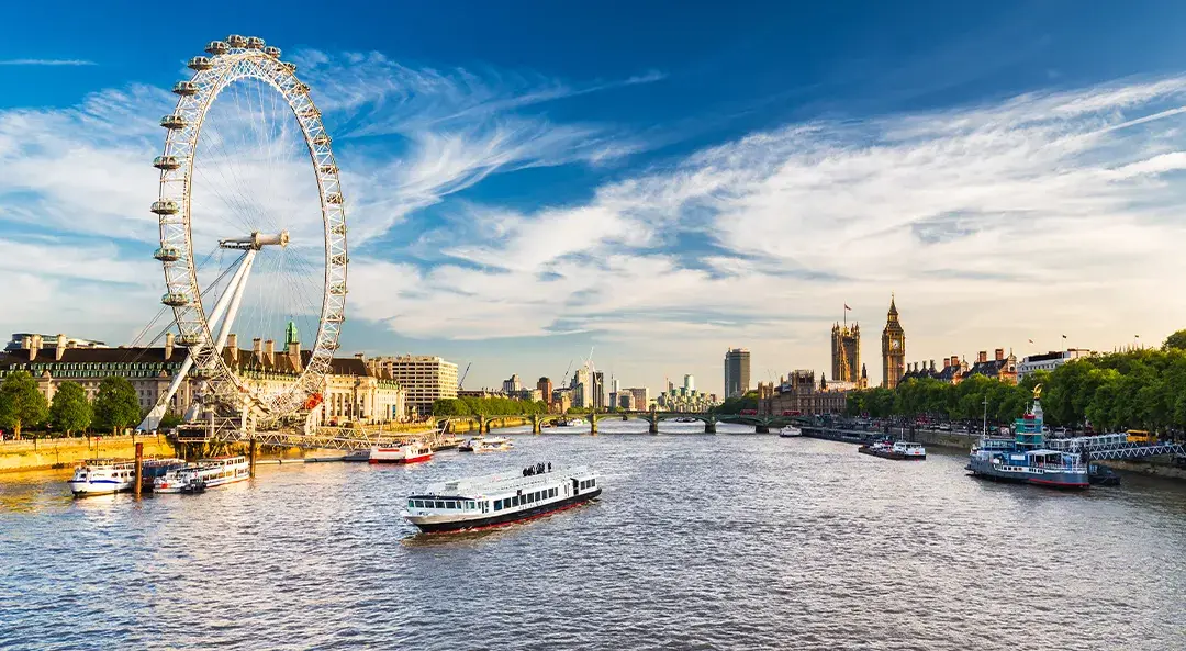 Utazó a Tower Bridge előtt Londonban