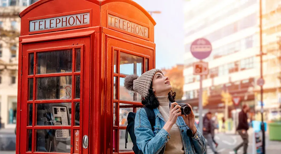 Utazó a Tower Bridge előtt Londonban