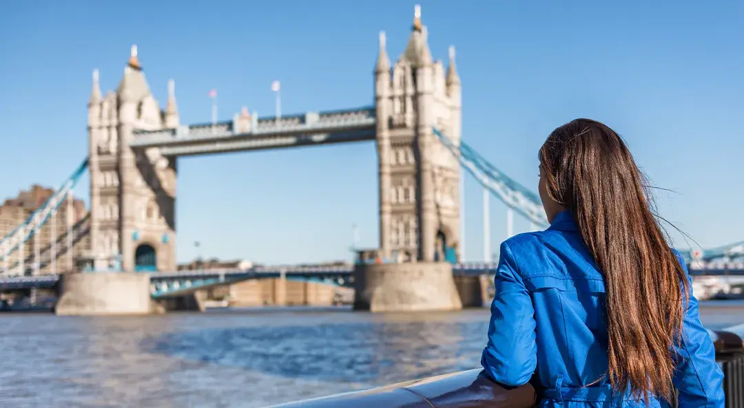 Utazó a Tower Bridge előtt Londonban