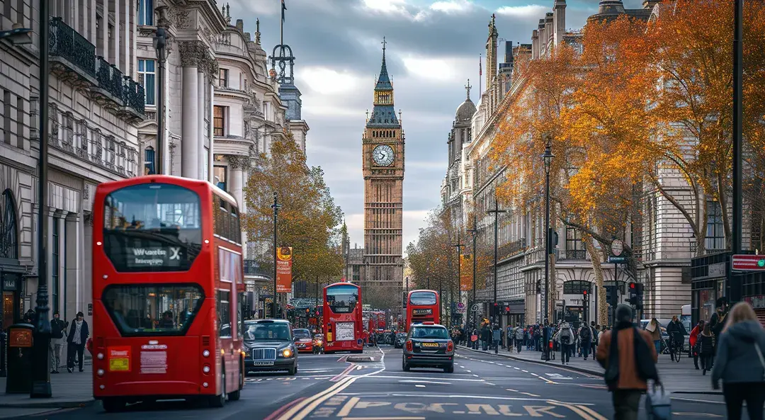 Utazó a Tower Bridge előtt Londonban