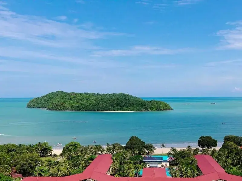 Vendég a Holiday Villa Langkawi tengerparti medencéjében