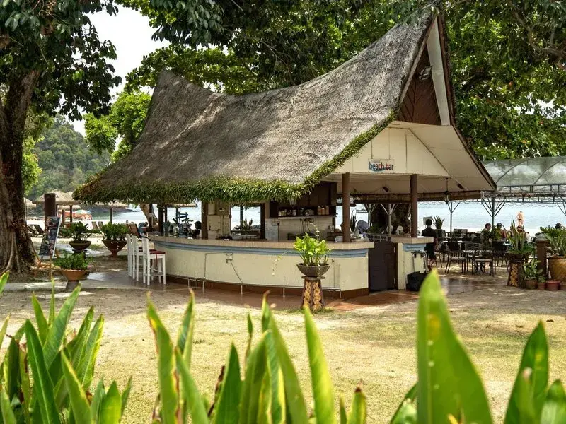 Vendég a Holiday Villa Langkawi tengerparti medencéjében
