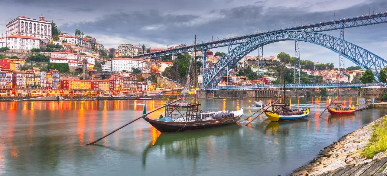 Élettel teli folyópart Portóban a Douro-völgyi bortúrán