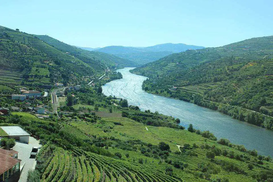 Élettel teli folyópart Portóban a Douro-völgyi bortúrán