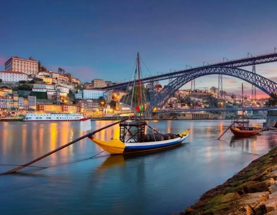 Élettel teli folyópart Portóban a Douro-völgyi bortúrán