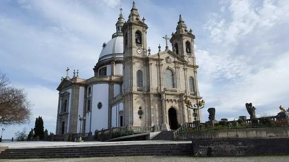 Élettel teli folyópart Portóban a Douro-völgyi bortúrán