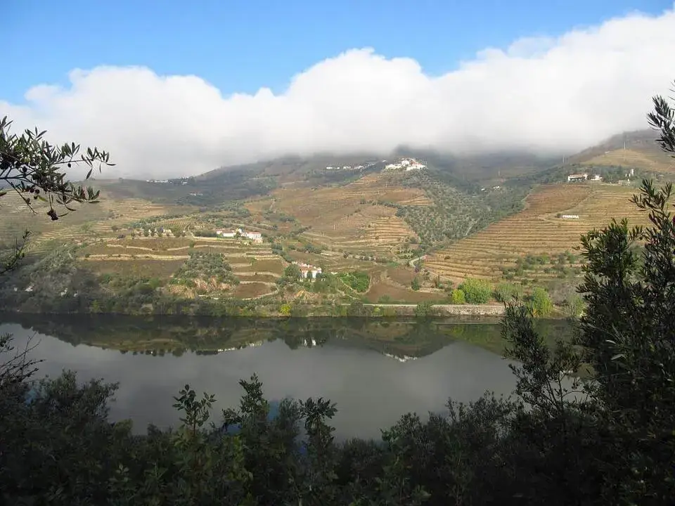 Élettel teli folyópart Portóban a Douro-völgyi bortúrán