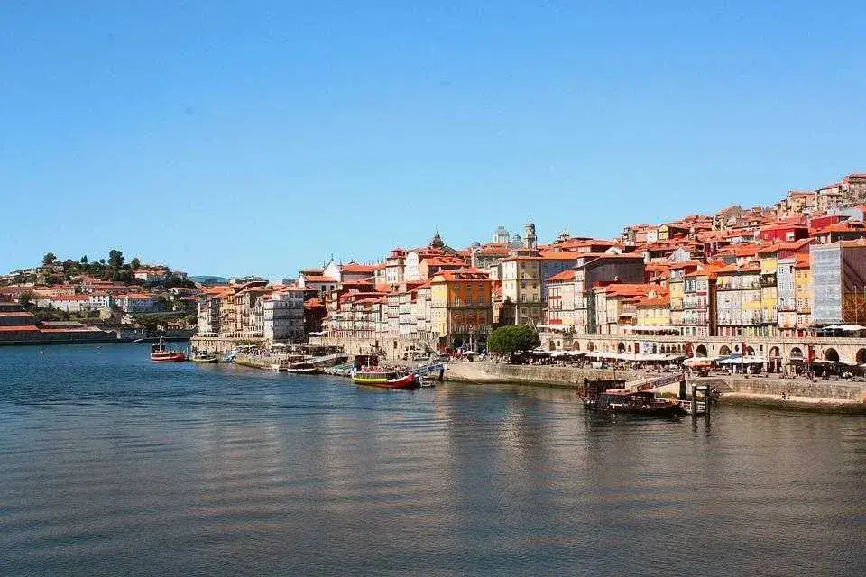 Élettel teli folyópart Portóban a Douro-völgyi bortúrán