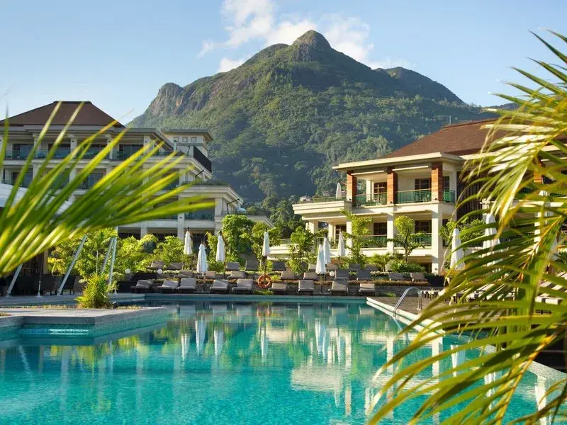 Esküvői pár a Savoy Seychelles Resort tengerpartján