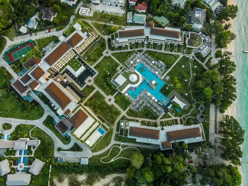 Esküvői pár a Savoy Seychelles Resort tengerpartján