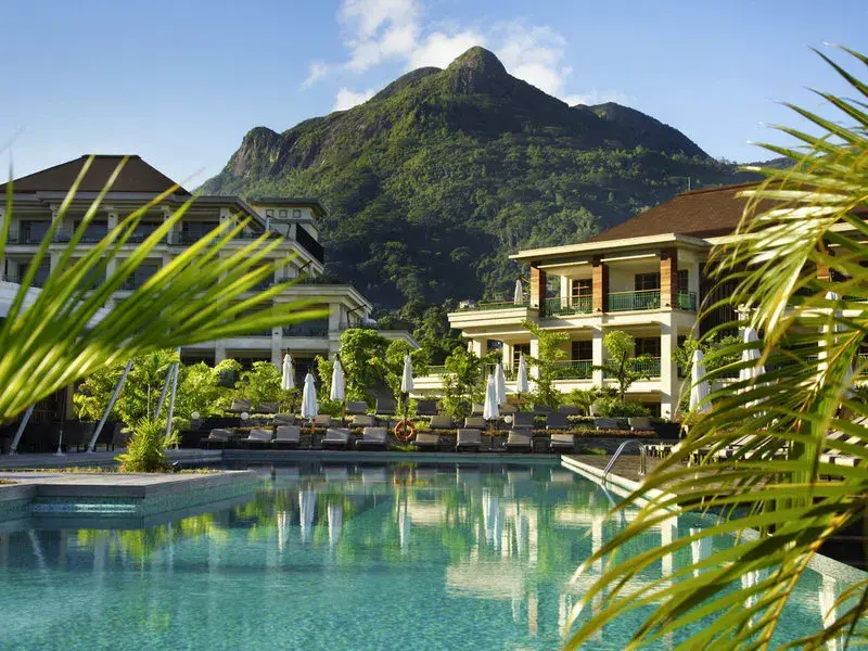 Esküvői pár a Savoy Seychelles Resort tengerpartján