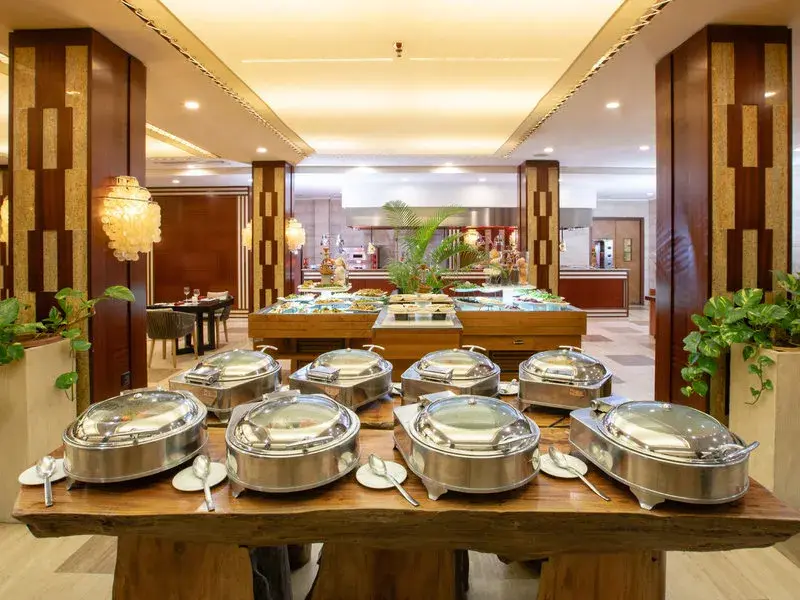 Esküvői pár a Savoy Seychelles Resort tengerpartján