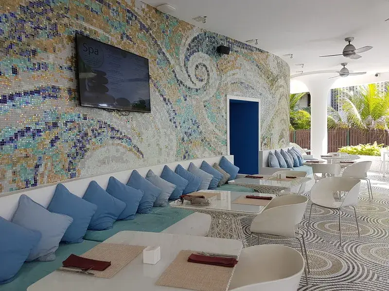 Esküvői pár a Savoy Seychelles Resort tengerpartján