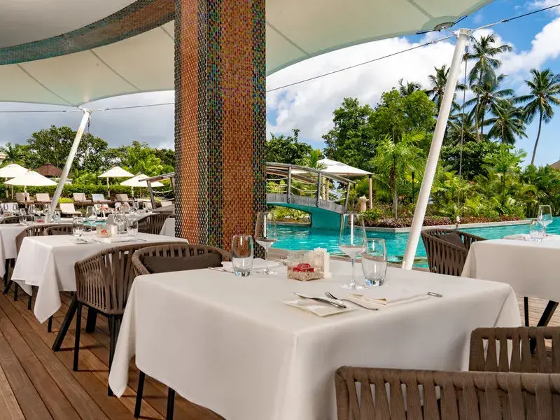 Esküvői pár a Savoy Seychelles Resort tengerpartján