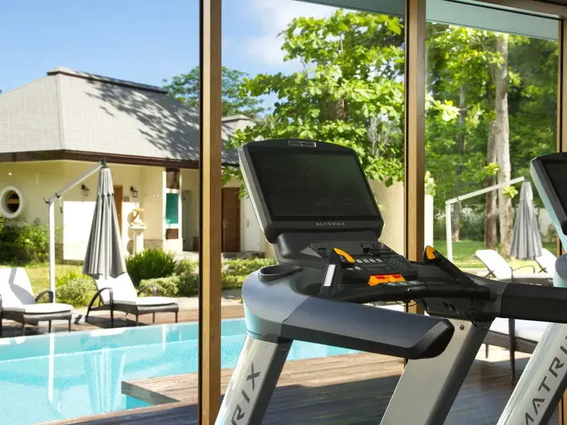Esküvői pár a Savoy Seychelles Resort tengerpartján