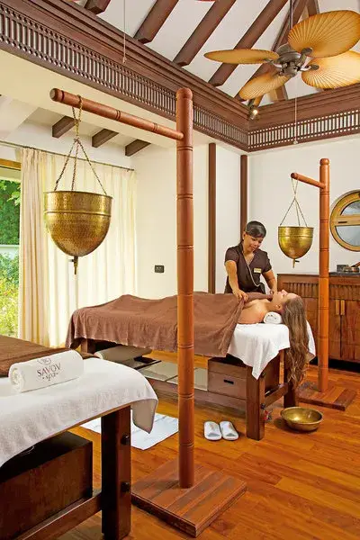 Esküvői pár a Savoy Seychelles Resort tengerpartján