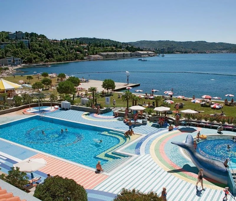 A Hotel Vile Park medencéje és tengerpartja