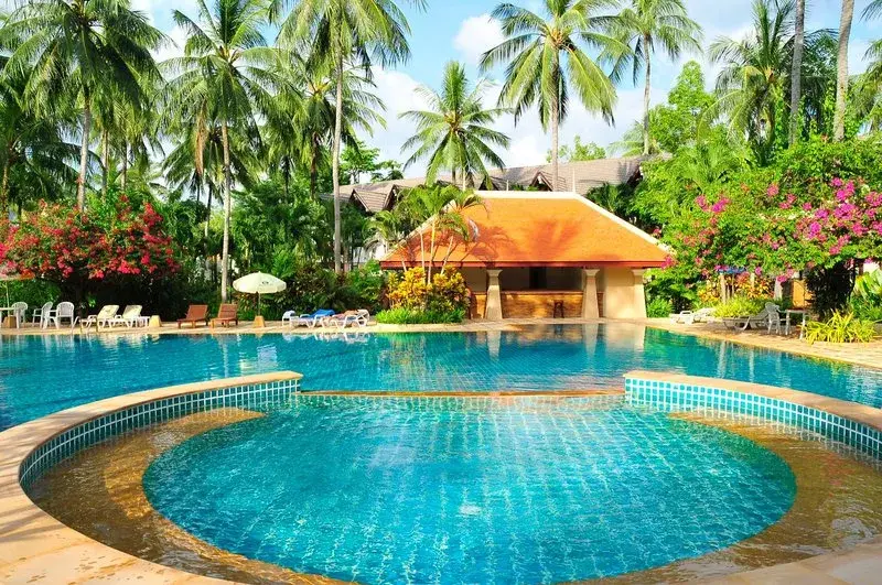 Medencés trópusi kert a Duangjitt Resort & Spa phuketi szállodában